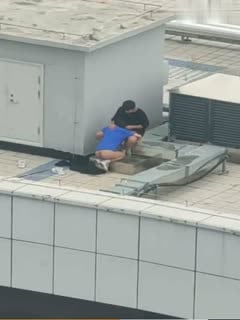 天台门事件❤️中学情侣翘课跑到商场天台啪啪解锁各种姿势几个围观吃瓜群众看得口干舌燥山东话对白